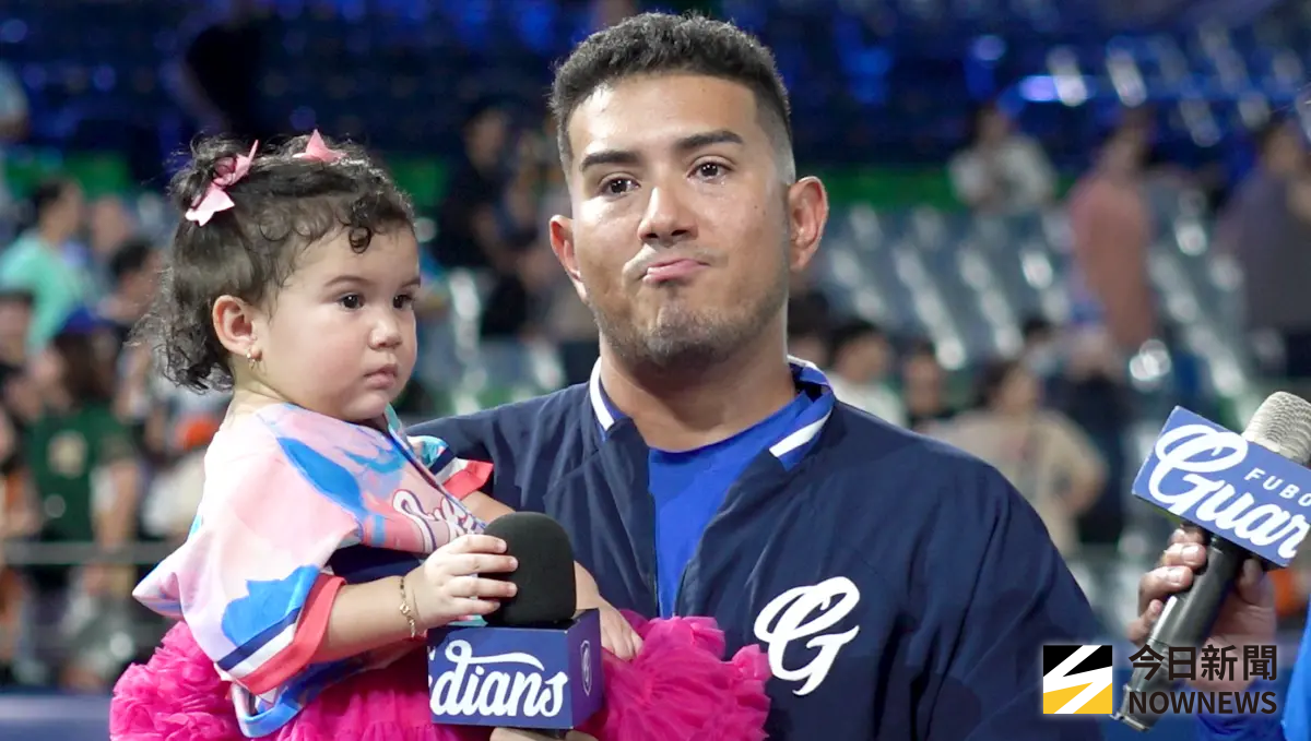 ▲富邦悍將洋投富藍戈賽後與全場球迷道別。（圖／記者陳云茹攝,2025.08.12）