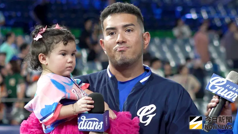 ▲富邦悍將洋投富藍戈賽後與全場球迷道別。（圖／記者陳云茹攝,2025.08.12）