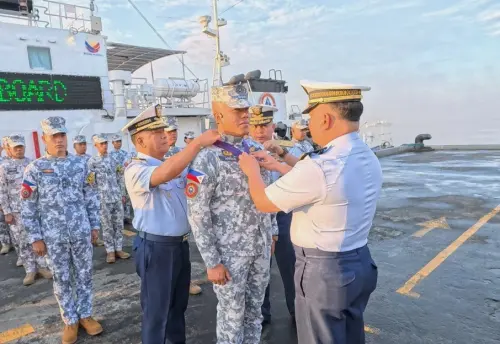 中國海警追菲艇遭戲耍糗撞自家船艦！菲律賓表揚船員授勳

