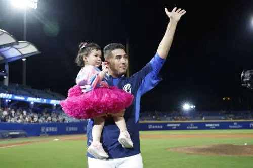 ▲富邦悍將與洋投富藍戈結束合作，富藍戈昨（12）日賽後也與現場球迷道別。（圖／富邦悍將提供）