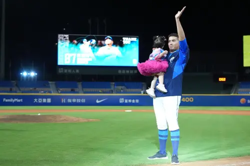 ▲富邦悍將與洋投富藍戈結束合作，富藍戈昨（12）日賽後也與現場球迷道別。（圖／富邦悍將提供）