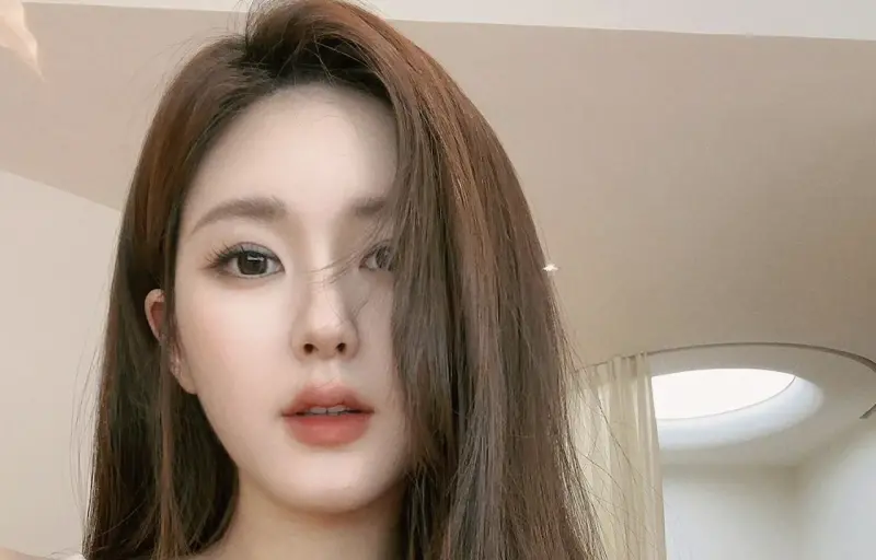 ▲趙露思直播每天上熱搜，爸爸很擔心她出什麼不好的事，她則揭露微博熱搜都是人為的。（圖／翻攝自微博@趙露思）