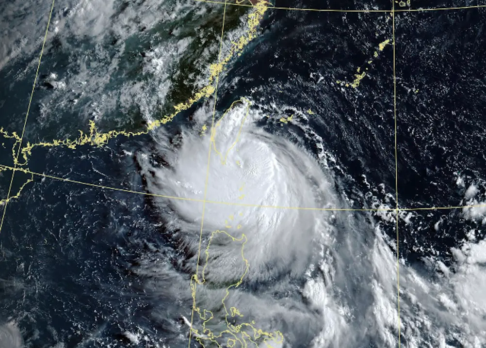 ▲楊柳颱風暴風圈目前已接觸台灣東南部及恆春半島陸地，中午登陸台東前強度將達顛峰，氣象專家吳德榮示警，東半部與南部必須嚴防致災豪雨，台東也要注意16級以上「毀壞性」強陣風。（圖／中央氣象署cwa.gov.tw）