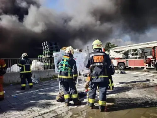 新北食品鐵皮工廠清晨火警！熊熊烈火伴黑煙直竄
