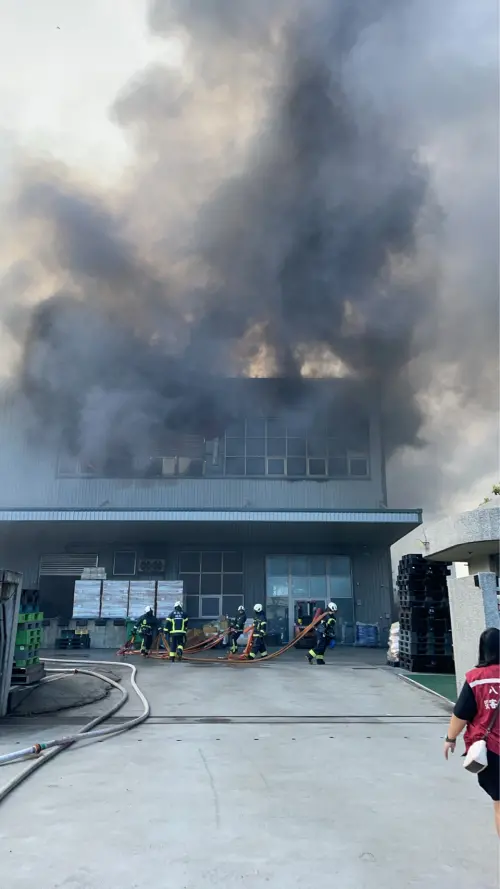 ▲新北八里食品工廠清晨發生火警，消防佈水線灌救。（圖／消防提供）