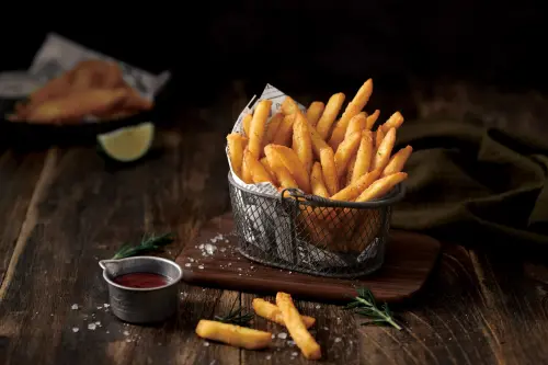 ▲號召民眾捐血，王品集團「西堤牛排5折」愛心券，這次送出無上限！到門市現場挽袖比出秀肌肉動作還送「松露脆薯」。（圖／王品集團提供）