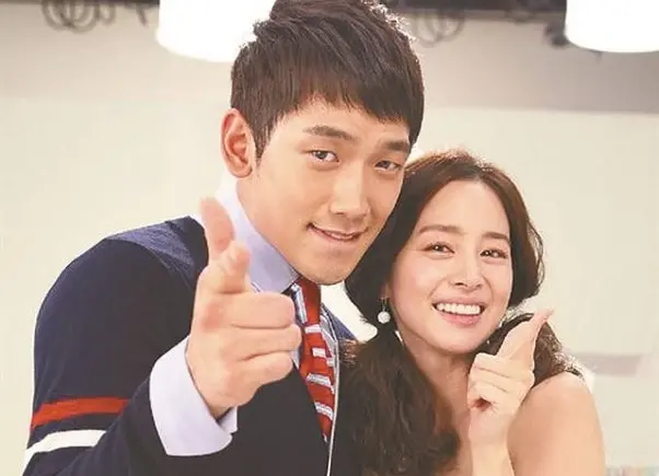 ▲金泰希（右）努力想學會剪影片卻苦喊不會，老公Rain神救援她，互動超暖心。（圖／翻攝Coupang廣告）