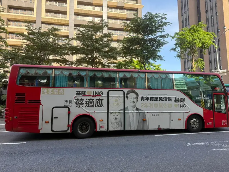 ▲羅智強說，蔡適應2022年競選基隆市長公車廣告竟然還沒撤除。（圖／翻攝羅智強臉書）