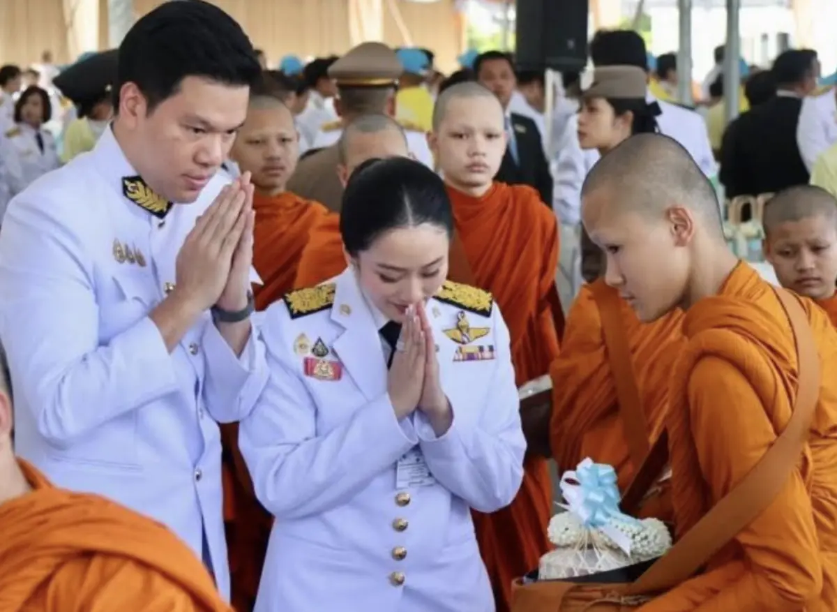 ▲暫時遭停職的泰國總理貝東丹與丈夫一起出席活動。（圖／翻攝自thebangkokinsight）