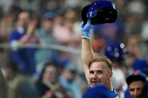 ▲隨著阿隆索繞過壘包回到本壘，花旗球場的大螢幕隨即播放特別設計的致敬畫面，慶祝他成為隊史全壘打王。他一一與隊友擊掌擁抱，並特別脫帽向全場球迷致意。（圖／美聯社／達志影像）