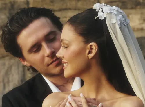 ▲布魯克林貝克漢（左）近日又和億萬豪門千金妻子妮可拉佩茲（右）重許婚誓，卻沒有邀請他的任何一位家人到場，曾和他交情很好的席琳娜也不見人影，讓外界察覺到其中的玄機。（圖／摘自 IG @brooklynpeltzbeckham)