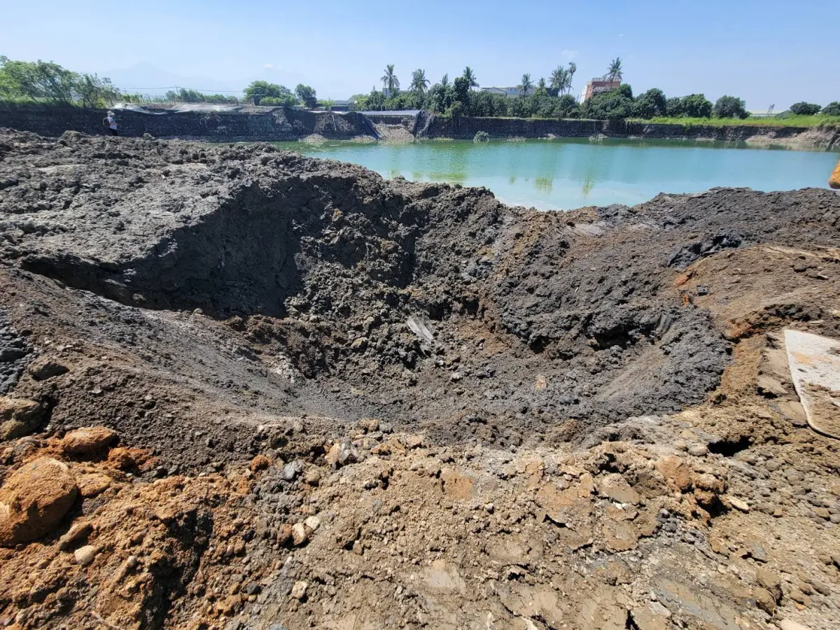 ▲柯志恩爆料，高雄美濃農地遭盜採砂石，積水變成人工湖。（圖／柯志恩提供）