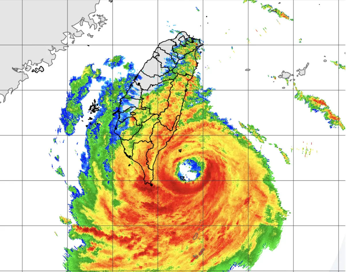▲楊柳颱風暴風圈已侵襲台灣陸地，台中市列入陸上警戒區域，市府災變中心昨日已升級為一級開設全面戒備。（圖／翻攝中央氣象署官網www.cwa.gov.tw）