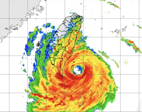 ▲楊柳颱風暴風圈已侵襲台灣陸地，台中市列入陸上警戒區域，市府災變中心昨日已升級為一級開設全面戒備。（圖／翻攝中央氣象署官網www.cwa.gov.tw）