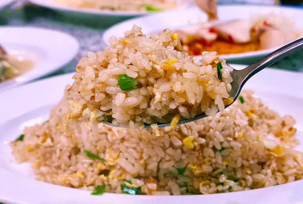 ▲米其林必比登名單於昨（12）日公布，本屆共有144個店家入選必比登推介，但是有19家掉出必比登榜外，其中不乏老店與人氣店家，像是元味料理就被不少老饕認為相當可惜，圖為招牌的炒飯。（圖／Paul Chi 提供）