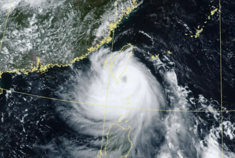 ▲楊柳颱風即將以中颱之姿登陸台灣，預計中午後在台東至太麻里一帶登陸，中央氣象署已針對台東地區發布強風國家級警報，目前綠島、蘭嶼風力實測已「催上14－17級風」。（圖／取自中央氣象署cwa.gov.tw）