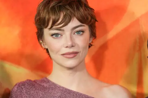 ▲奧斯卡影后艾瑪史東之前為了新片《暴蜂尼亞》剃頭，一度變成俏麗短髮的模樣。她才36歲，已經要設法保持外表年輕，免得影響未來角色。（圖／美聯社／達志影像）