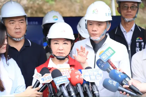 繼續全妝勘災！盧秀燕不理粉底液之亂：現在這事最重要、其餘免談
