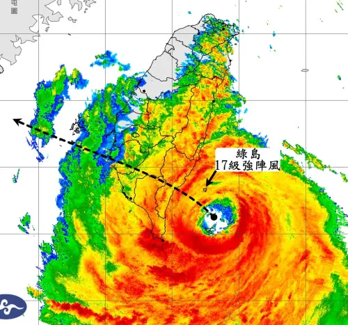 ▲楊柳風力最強的北側眼牆正掃過綠島，綠島已出現17級強陣風。（圖／觀氣象看天氣臉書）
