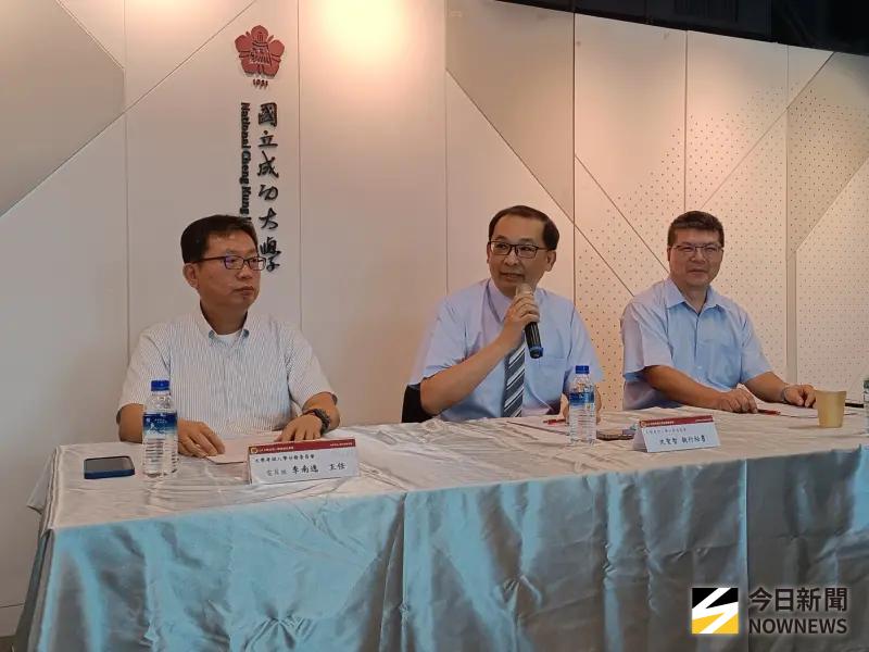 ▲台中一所私立高中生，申請大學入學正取多間大學醫學系，卻因學習歷程資料疑似造假，遭撤銷正取資格，不過其分科考試成績出爐，校方證實已經考取成大醫學系。對此，成大則不證實，並祝福該生考上心儀的學系。（圖／記者許若茵攝）