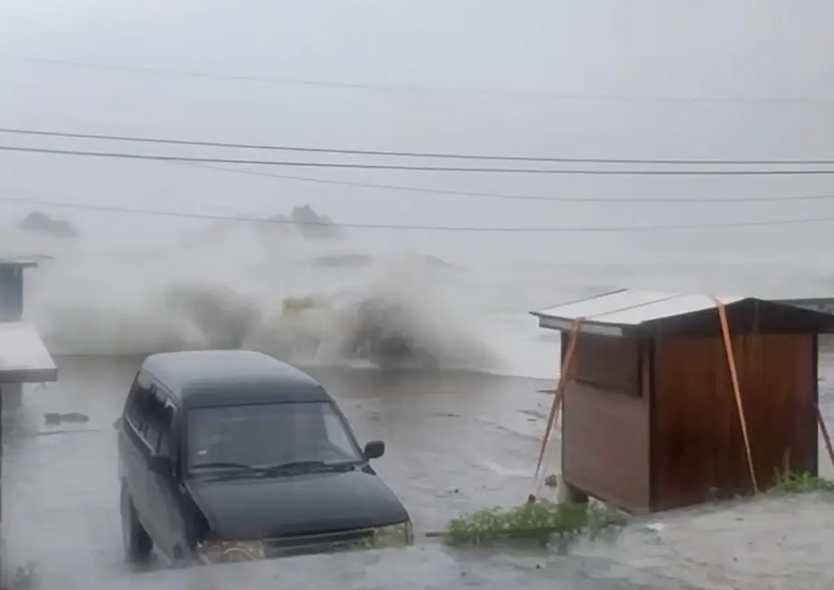 ▲楊柳颱風來勢洶洶，一早台東市區就出現狂風暴雨，蘭嶼地區海邊也掀起巨浪，畫面十分怵目驚心。（圖／Threads@mutianliangpin授權提供）