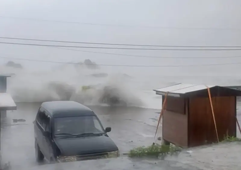 楊柳颱風直撞台灣！台東「狂風+暴雨」炸市區　海邊巨浪畫面驚悚
