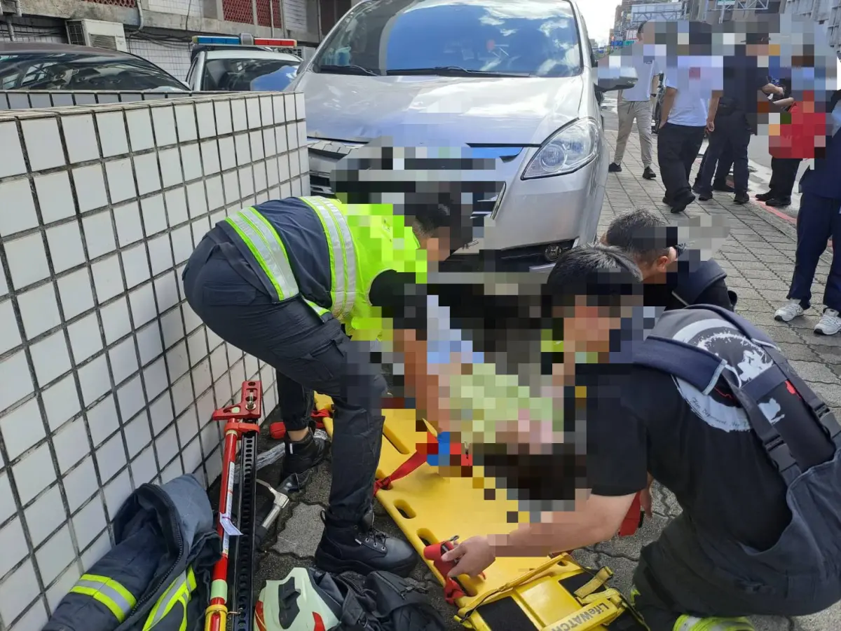 ▲警消到場救援被壓在車底的范女脫困。（圖／警消提供）