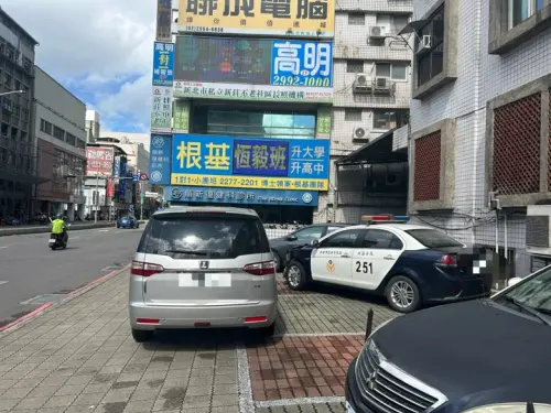 ▲白色SUV衝上人行道撞傷兩人，並造成警車損毀。（圖／新莊分局提供）