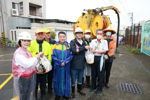 ▲ 陳其邁巡查海城街一帶溝渠清疏作業，也準備飲品致贈清潔隊員，感謝大家颱風期間堅守崗位。（圖／高市府提供）