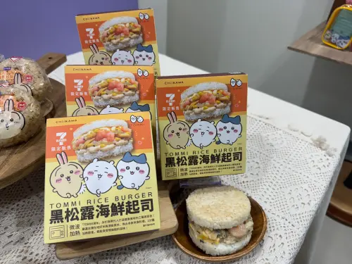 ▲7-11也將吉伊卡哇大頭造型烙印在銅鑼燒和奶皇包外觀，「卡士達銅鑼燒」由使用單一牧場在地生乳與法國鮮奶油、添加楓糖漿；「奶皇包」外皮柔軟細膩，熱呼呼的內餡則充滿香甜的奶香和蛋香，療癒又美味！麵包新品則有「雙餡奶霜麵包」鬆軟麵包裹上微甜微鹹的奶油與花生香。