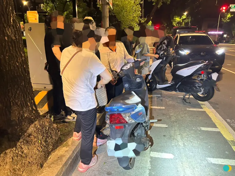 ▲今天凌晨新北三峽一名男子，疑似服用安眠藥物後還駕車出門買麥當勞，精神不濟撞7部汽機車。（圖／警方提供）