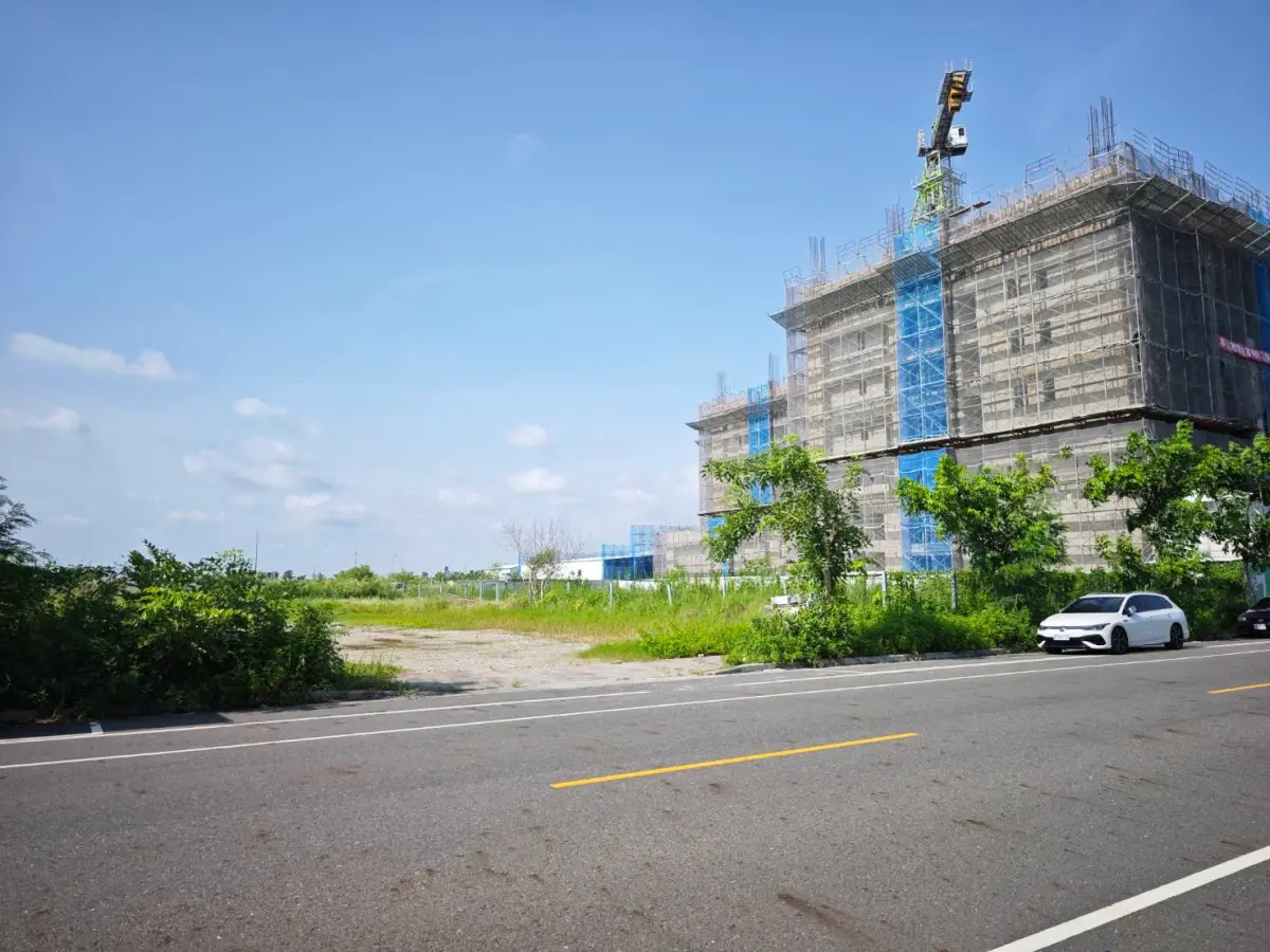 ▲台南市府日前辦理土地標售作業，1筆永康鹽行國中區段商業地成功標出。（圖／信義房屋提供）