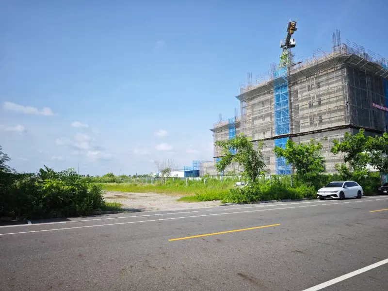 ▲台南市府日前辦理土地標售作業，1筆永康鹽行國中區段商業地成功標出。（圖／信義房屋提供）