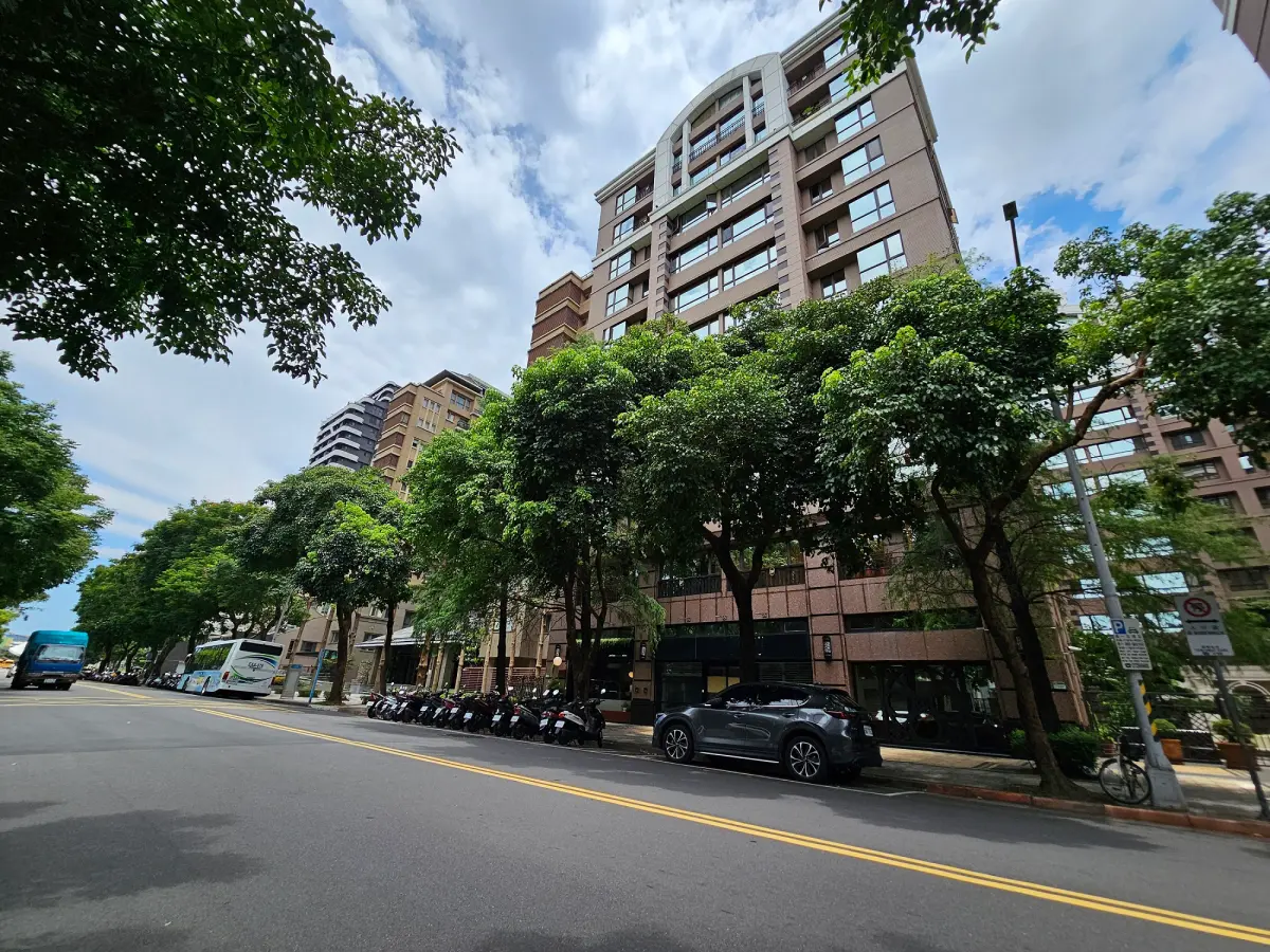 ▲士林行政中心商圈生活環境不錯，吸引醫師族群置產。（圖／信義房屋提供）