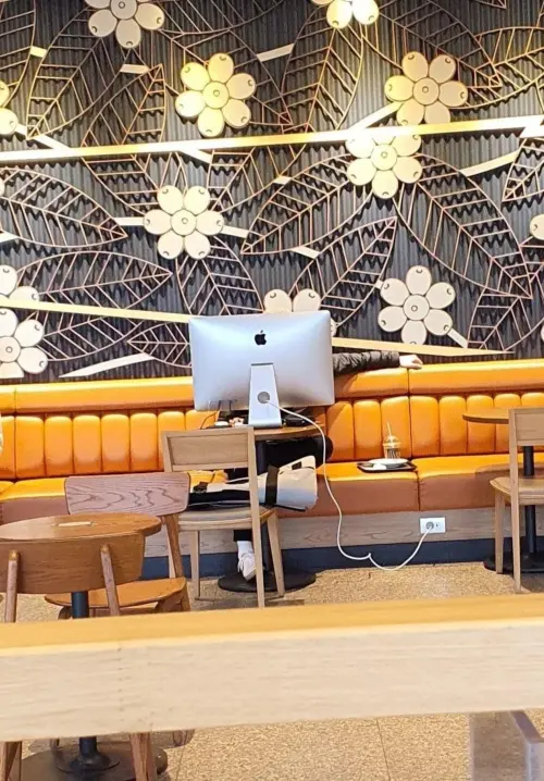 ▲▲韓國網友在社群貼出「咖讀族」（在咖啡廳讀書的人）的離譜行為，包括在店內架設隔板、使用桌機等。（圖／翻攝自Ｘ／ʝɨռ@Directer_Jin）