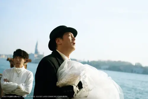 ▲《岸邊露伴一動也不動 懺悔室》中，井浦新（右）與高橋一生首度同台演出，飾演被恐怖詛咒糾纏的神祕男子。（圖／原創娛樂creativecentury.tw）