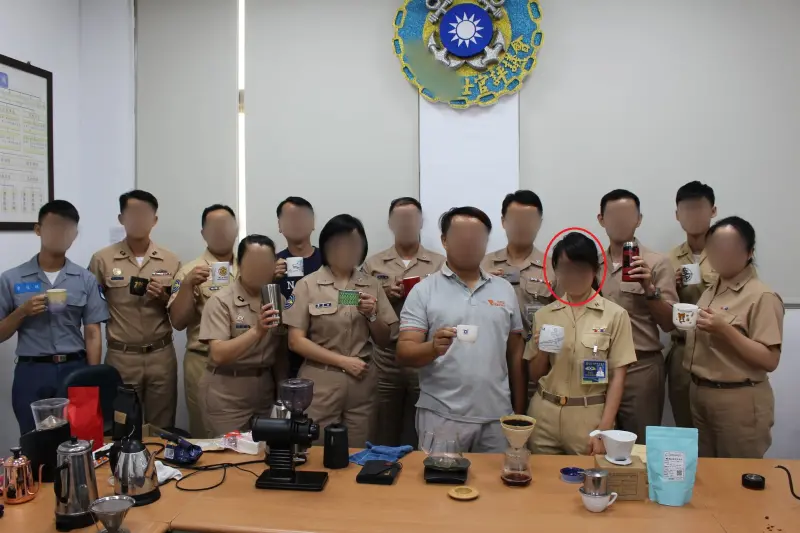 ▲美女軍官(前排右二)不服國防大學將違規行為拆成兩部分個別處罰,針對她意圖刪監視畫面記1大過的處分,先訴願再提起行政訴訟。(圖/翻攝臉書)