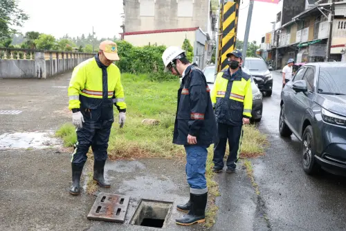 ▲陳其邁巡查海成街一帶溝渠清疏作業，加強重點路段清疏，確保洩水孔與側溝暢通。（圖／高雄市府提供）