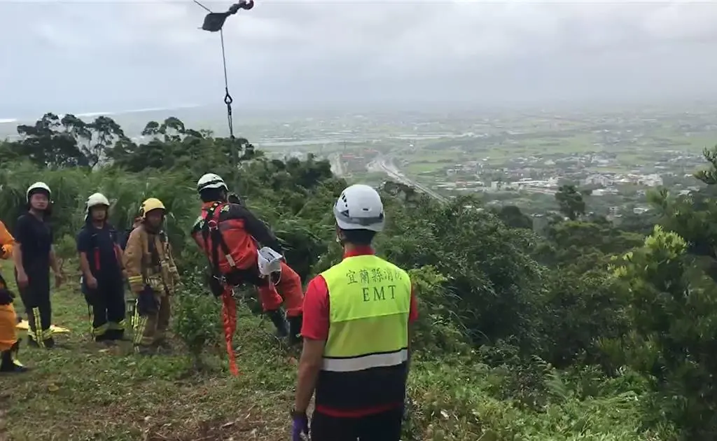 ▲今天上午賓士女駕駛連人帶車墜落北宜山谷。（圖／警消提供）
