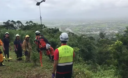 賓士女駕駛墜北宜20米山谷！猛按喇叭求救找到人
