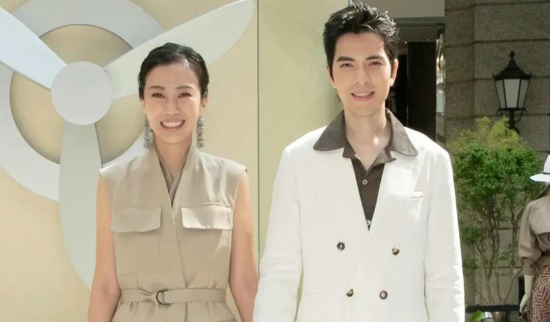 ▲蕭敬騰（右）與Summer（左）在2023年結婚後，常常合體放閃，昨（12）日，蕭敬騰突然曬出愛的視角照，大讚妻子可愛，但Summer超自然的模樣，讓粉絲傻眼表示：竟然把老婆拍成這樣。（圖／蕭敬騰 Jam Hsiao FB）