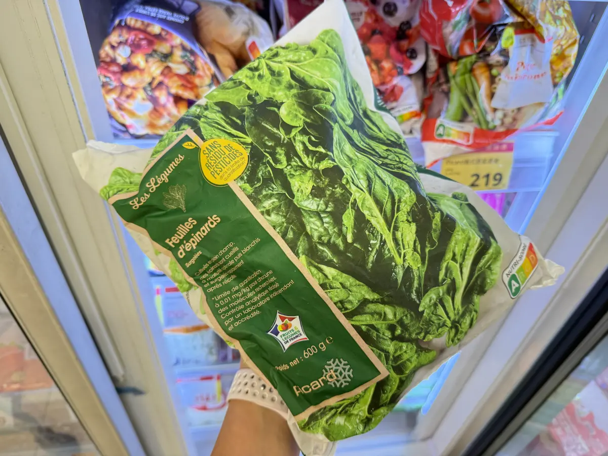 ▲蔬菜價格翻漲，甚至出現有錢也買不到的情況，這時可以改買冷凍蔬菜，營養價值一樣好。（圖／記者周淑萍攝）