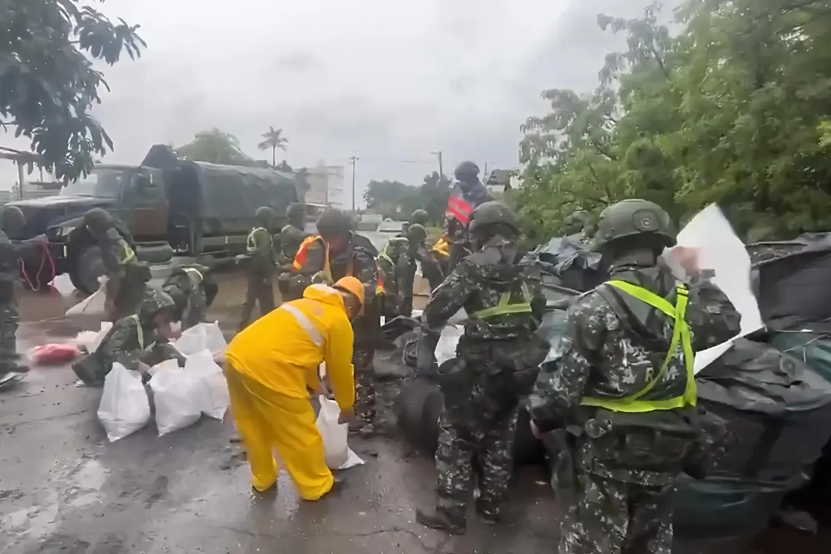 ▲屏東縣林邊鄉後備軍人輔導中心幹部與333旅官兵協力實施沙包推置作業。（圖／記者莊全成翻攝）