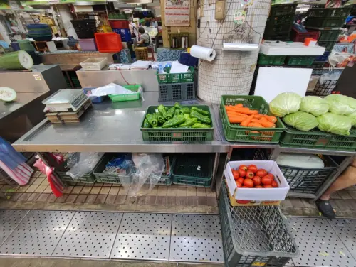 ▲接連的颱風造成嚴重農損，讓菜價翻漲，連菜販都吃不消，進貨量比以往大幅減少，出現有錢可能也買不到菜的情況。（圖／廖炯程提供）