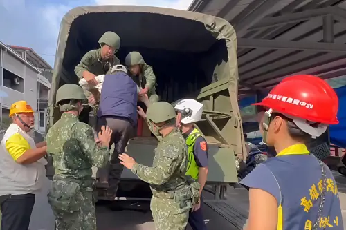 ▲陸軍4支部官兵協助茂林區預防性撤離。（圖／記者莊全成翻攝）
