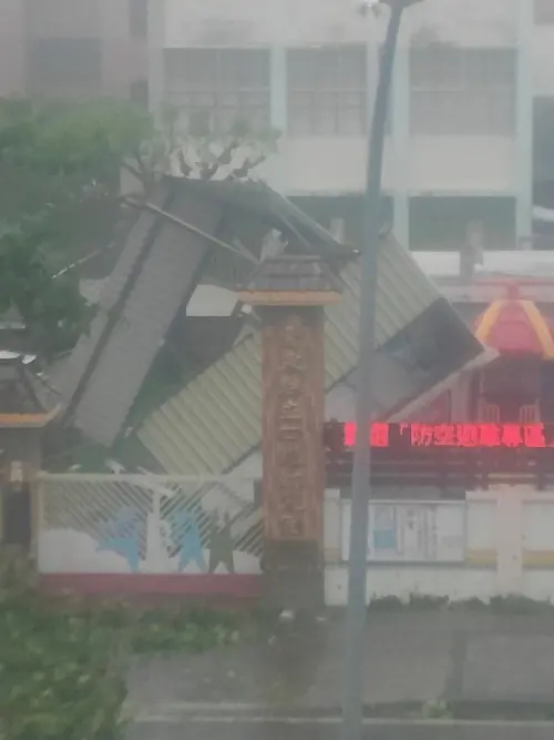 ▲台東市四維幼兒園鐵皮屋頂被吹翻。（圖／台東臉書災害通報）
