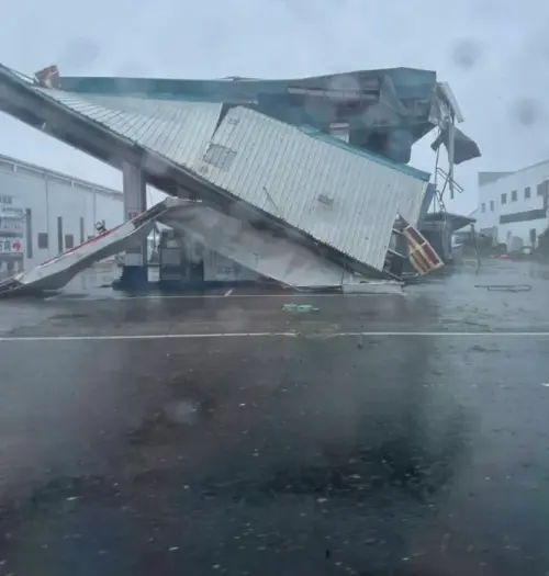 ▲台東市區更生路一間加油站屋頂的鐵皮遭到強風掀起。（圖／台東臉書災害通報）