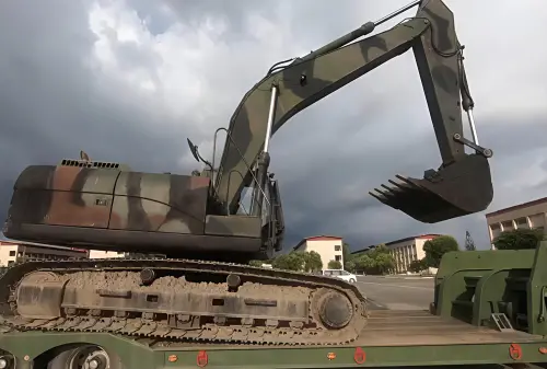 ▲陸軍54工兵群官兵實施挖土機上板作業。（圖／記者莊全成翻攝）