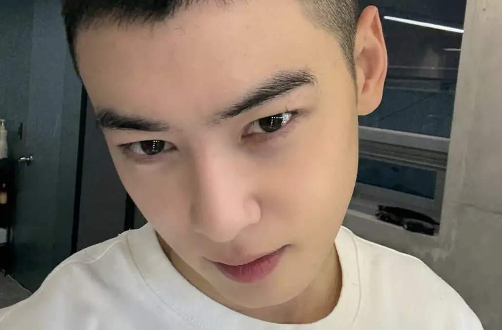 ▲車銀優剃平頭入伍，帥到同梯也暴動，在他負責洗碗的那週，大家都搶著拿碗給他洗。車銀優的高人氣讓軍中助教見狀也傻眼大喊，要大家「不要再看了」。（圖／車銀優IG@eunwo.o_c）