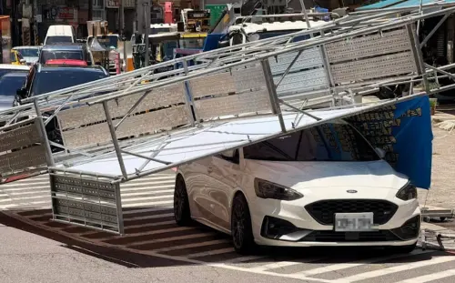 ▲基隆市三沙灣公寓外鷹架倒塌壓到白色轎車。（圖／臉書社團基隆人）